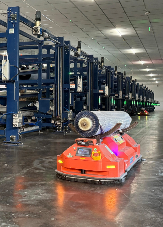 落布专用 AGV 在织造车间布轴架旁承接布卷运输